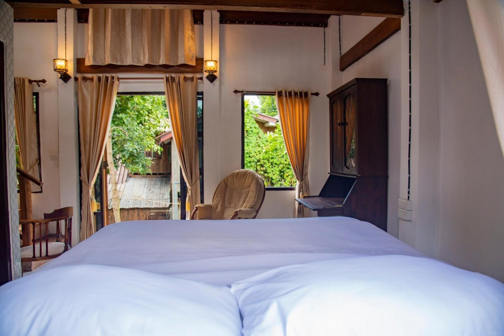 Готель Ban Kaew Mo Ra Glamping & Restaurant Pang Mapha Екстер'єр фото