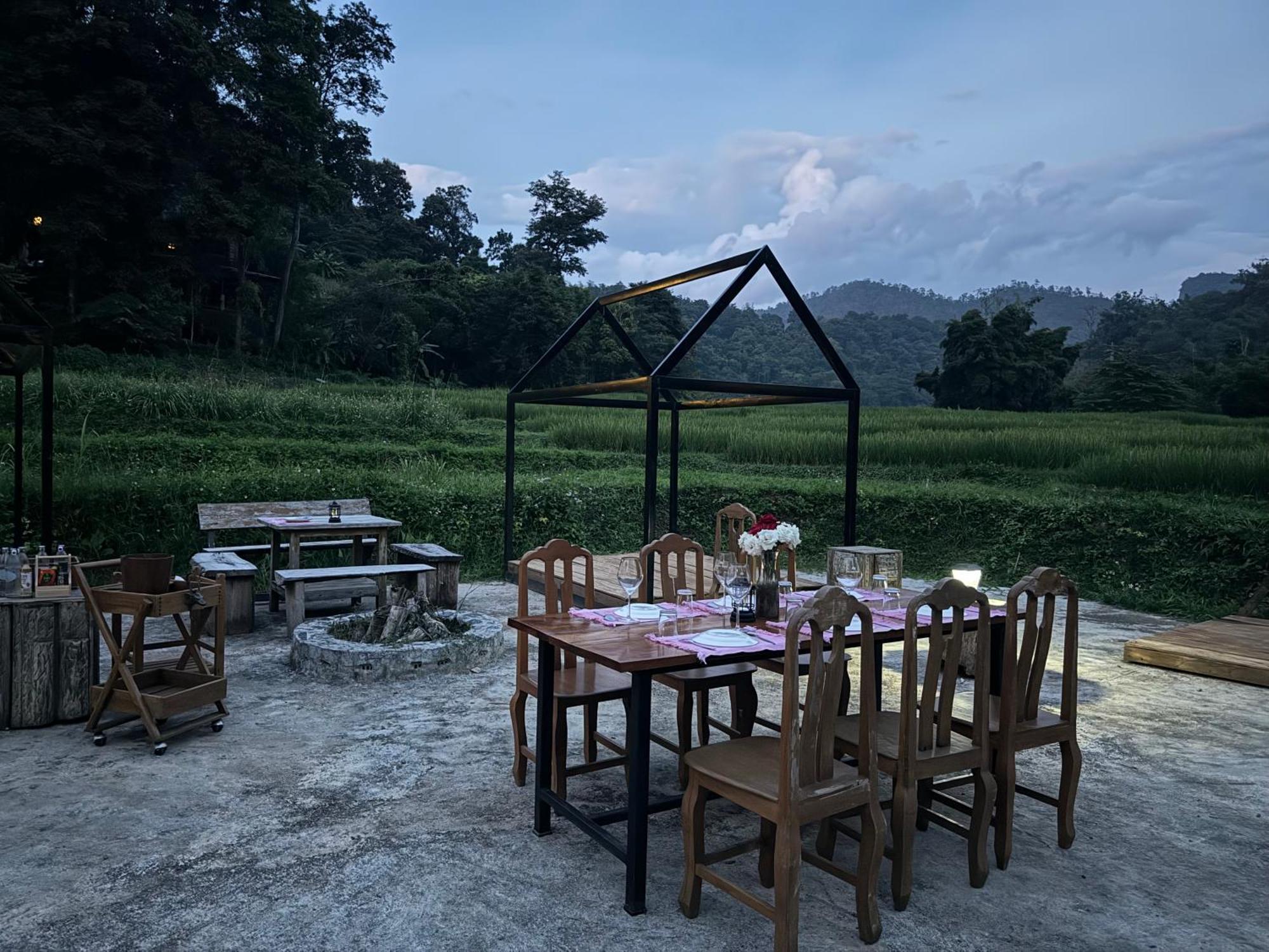 Готель Ban Kaew Mo Ra Glamping & Restaurant Pang Mapha Екстер'єр фото