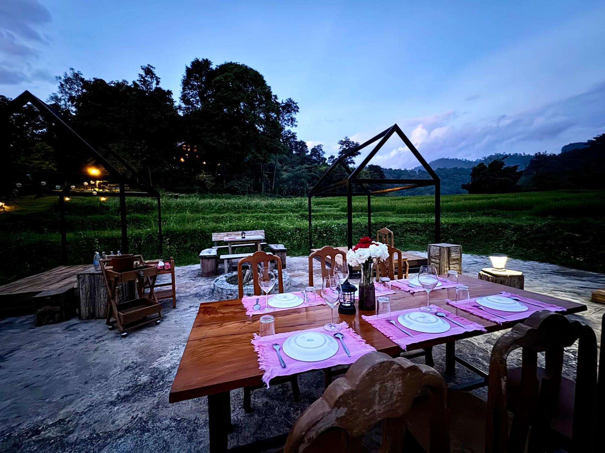 Готель Ban Kaew Mo Ra Glamping & Restaurant Pang Mapha Екстер'єр фото