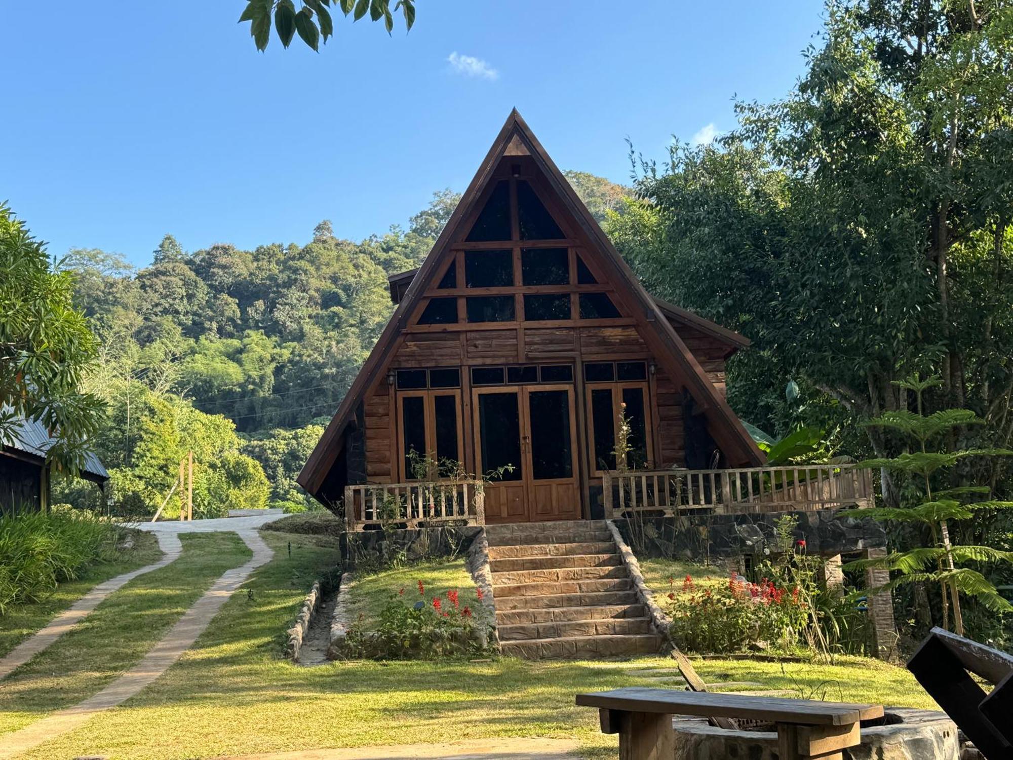 Готель Ban Kaew Mo Ra Glamping & Restaurant Pang Mapha Екстер'єр фото