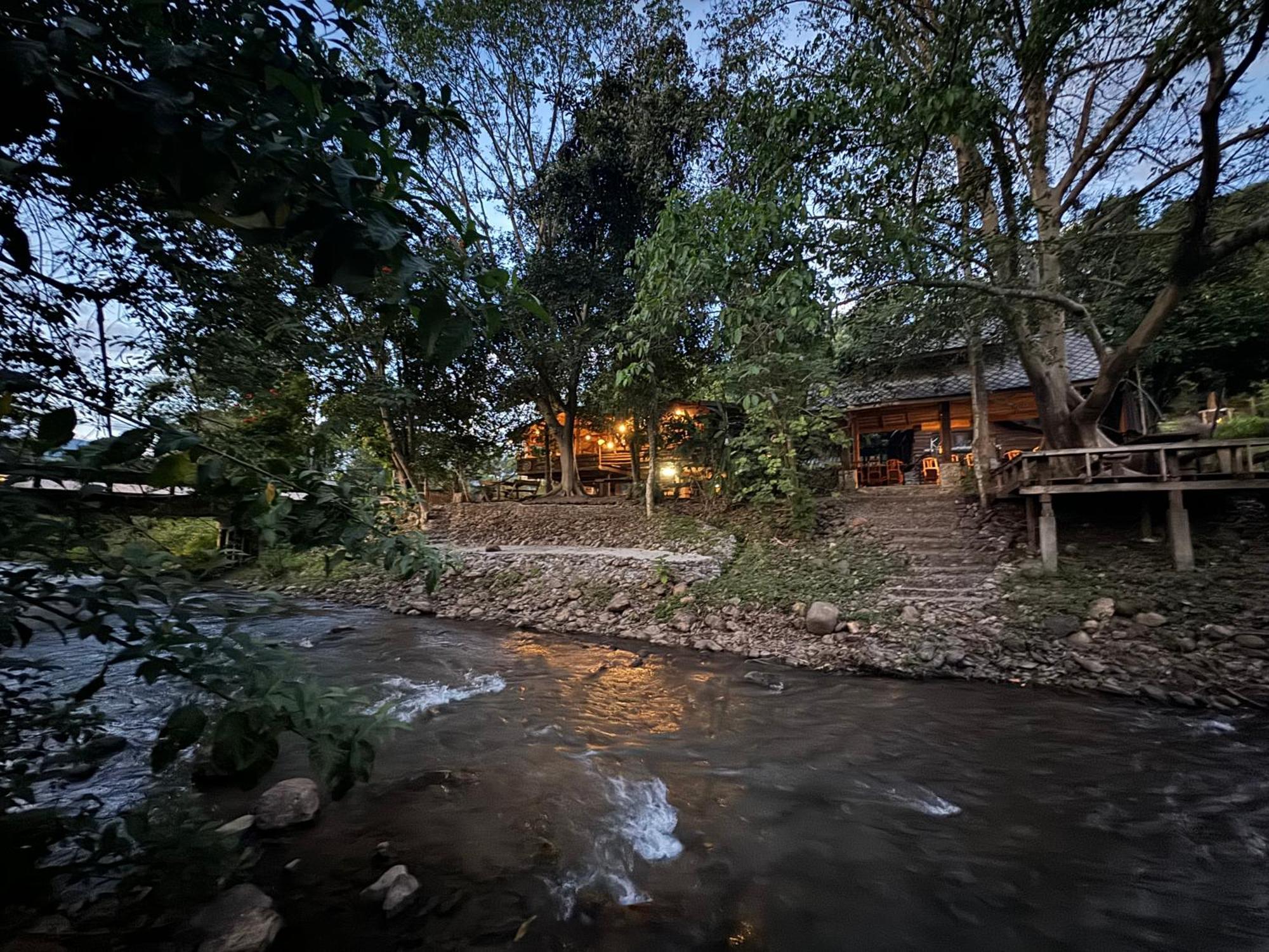 Готель Ban Kaew Mo Ra Glamping & Restaurant Pang Mapha Екстер'єр фото