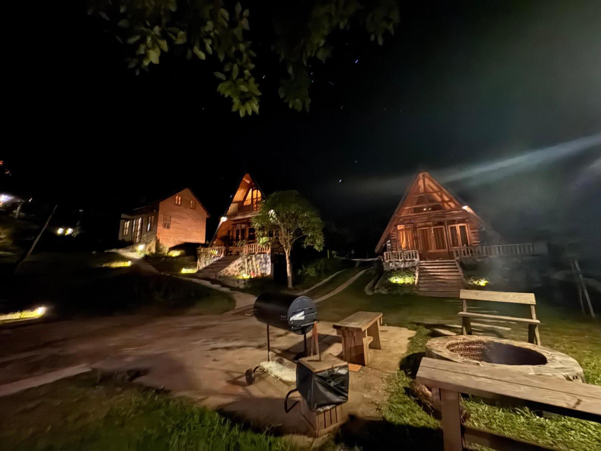 Готель Ban Kaew Mo Ra Glamping & Restaurant Pang Mapha Екстер'єр фото