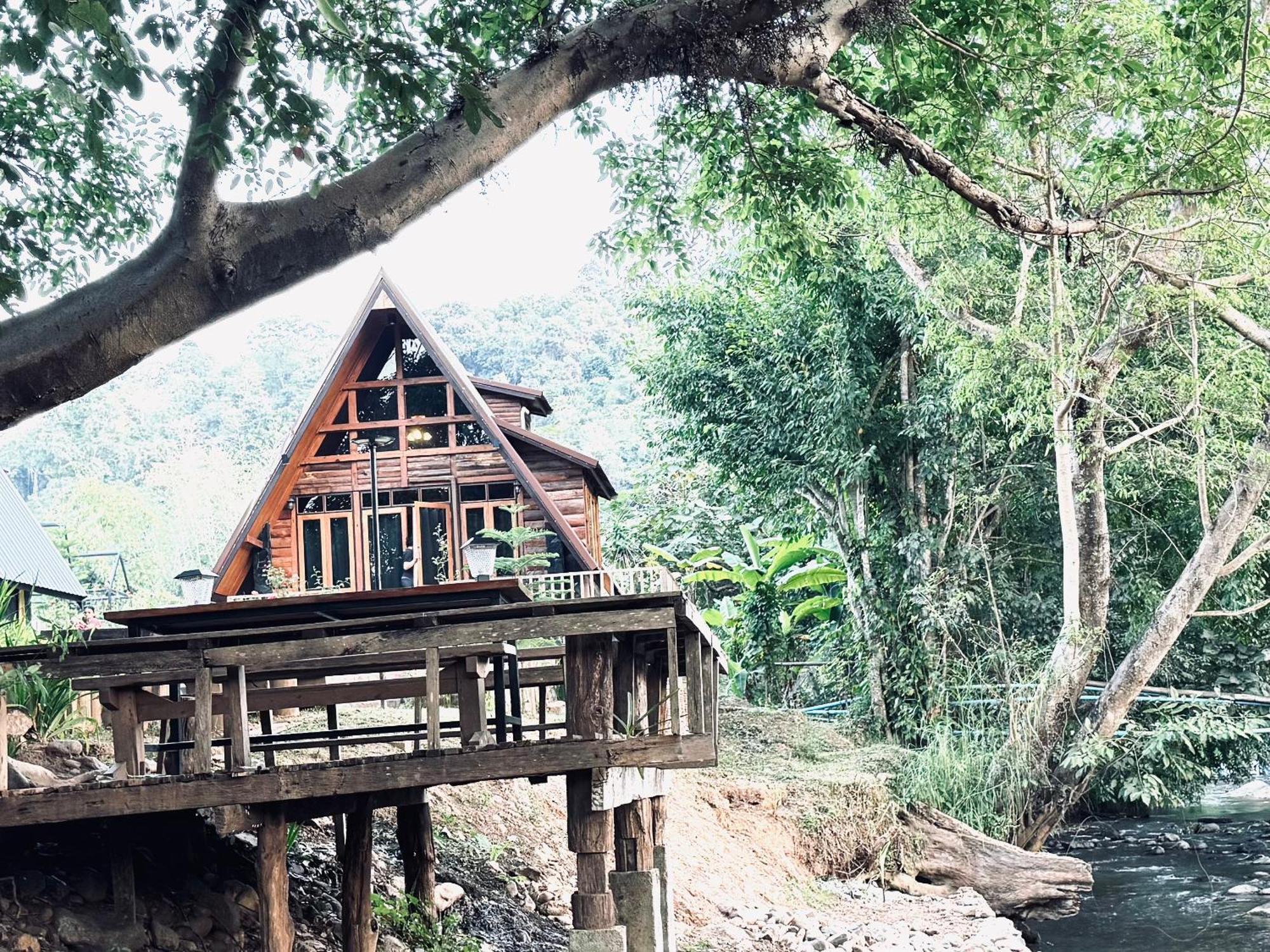 Готель Ban Kaew Mo Ra Glamping & Restaurant Pang Mapha Екстер'єр фото